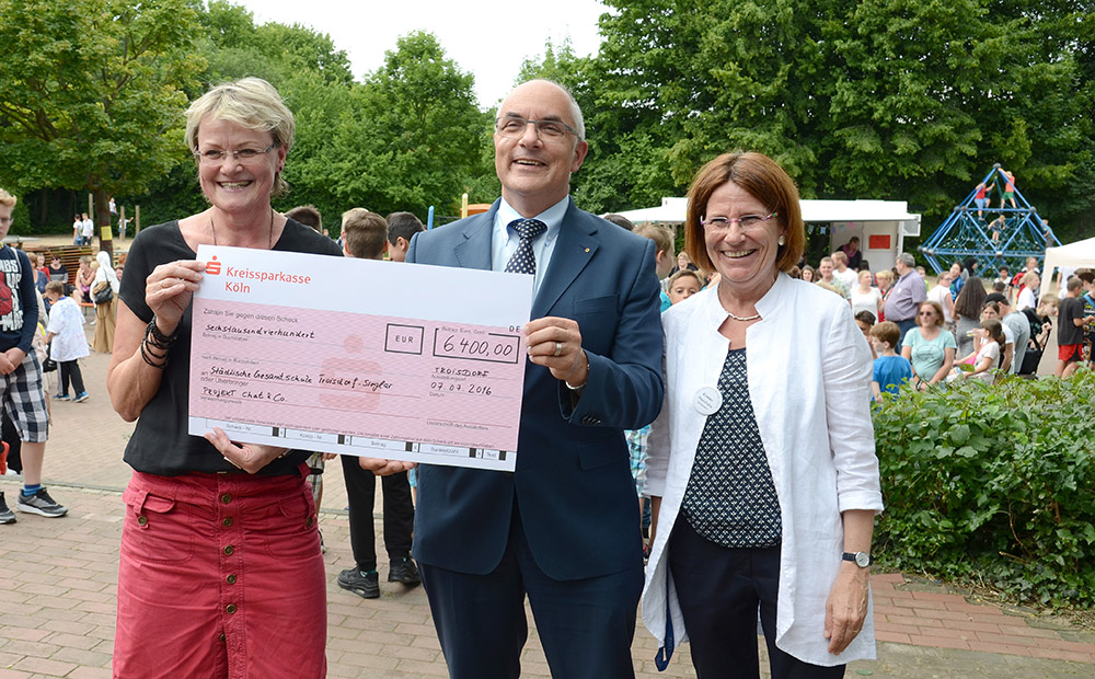 Stephan Römer überreicht Sabine Lewerenz (links) und Schulleiterin Kirsten Heinrichs einen Scheck über 6400 Euro. Foto: Carsten Seim